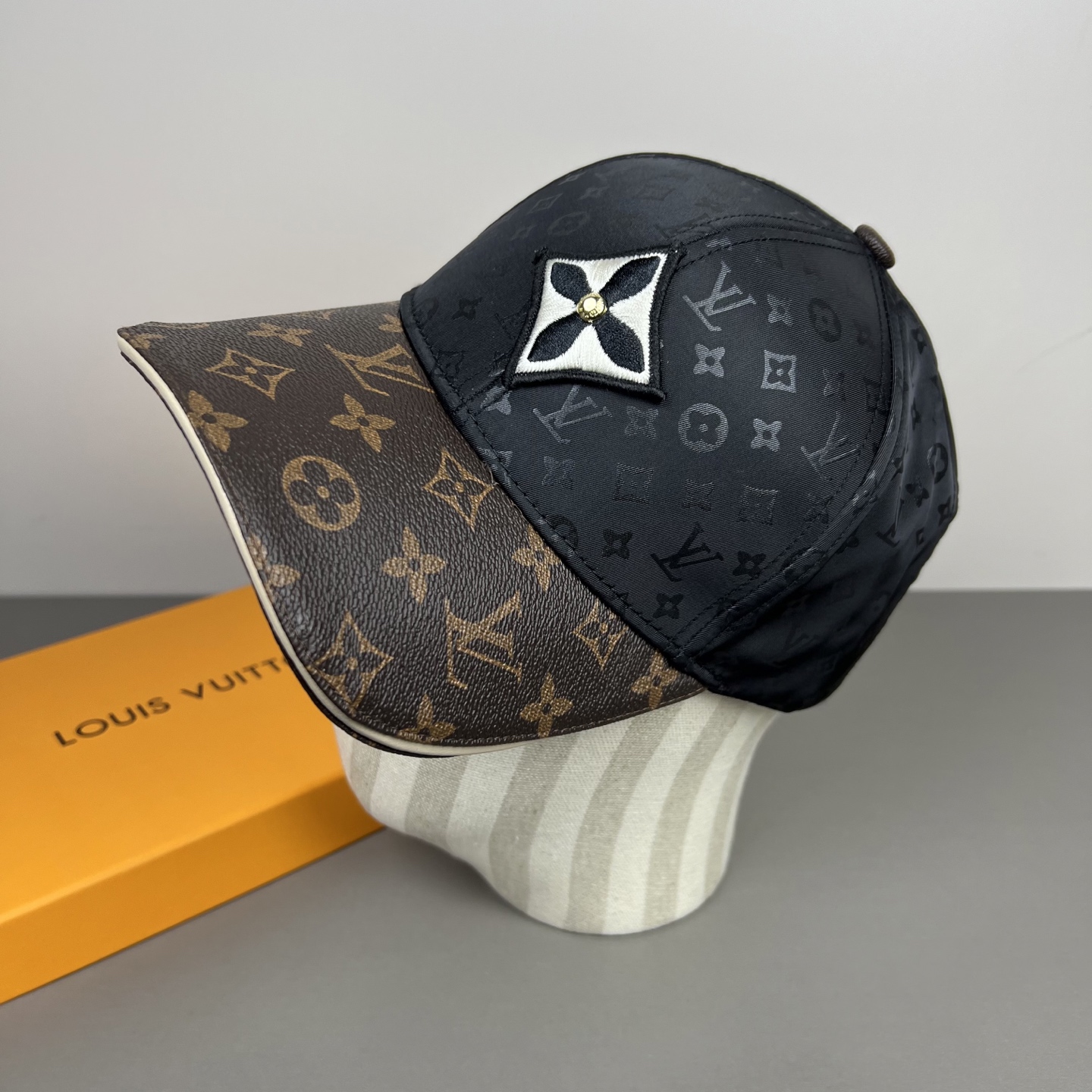 🌾🧢路易威登lv棒球帽 LouisVuitton😍新款重工打造♥️高端大气，百搭款🤗男女通用！
