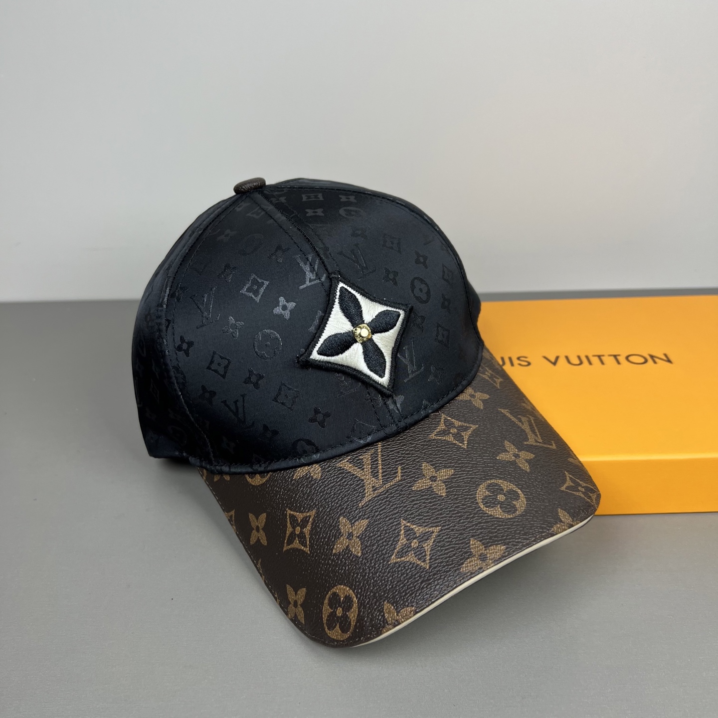 🌾🧢路易威登lv棒球帽 LouisVuitton😍新款重工打造♥️高端大气，百搭款🤗男女通用！