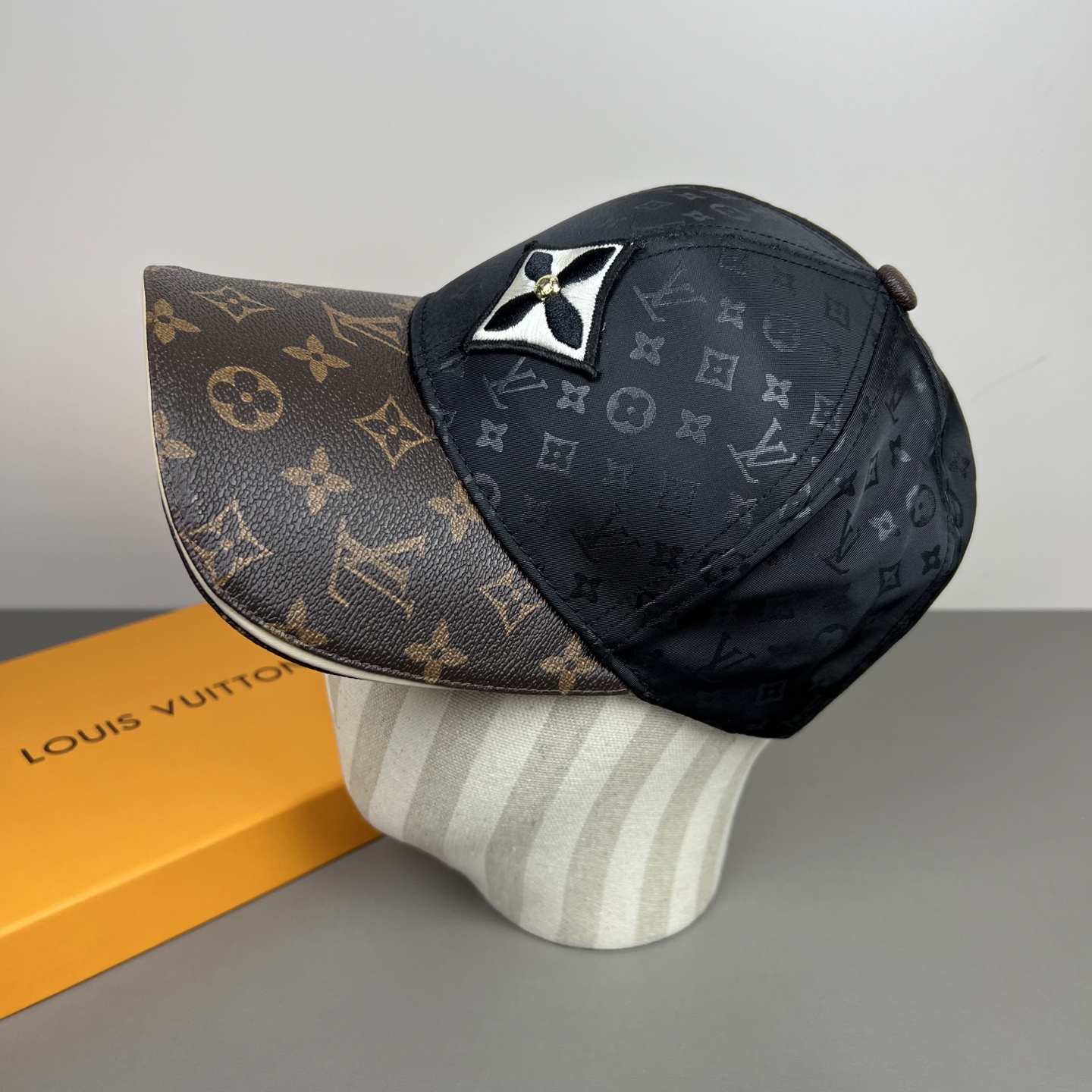 🌾🧢路易威登lv棒球帽 LouisVuitton😍新款重工打造♥️高端大气，百搭款🤗男女通用！
