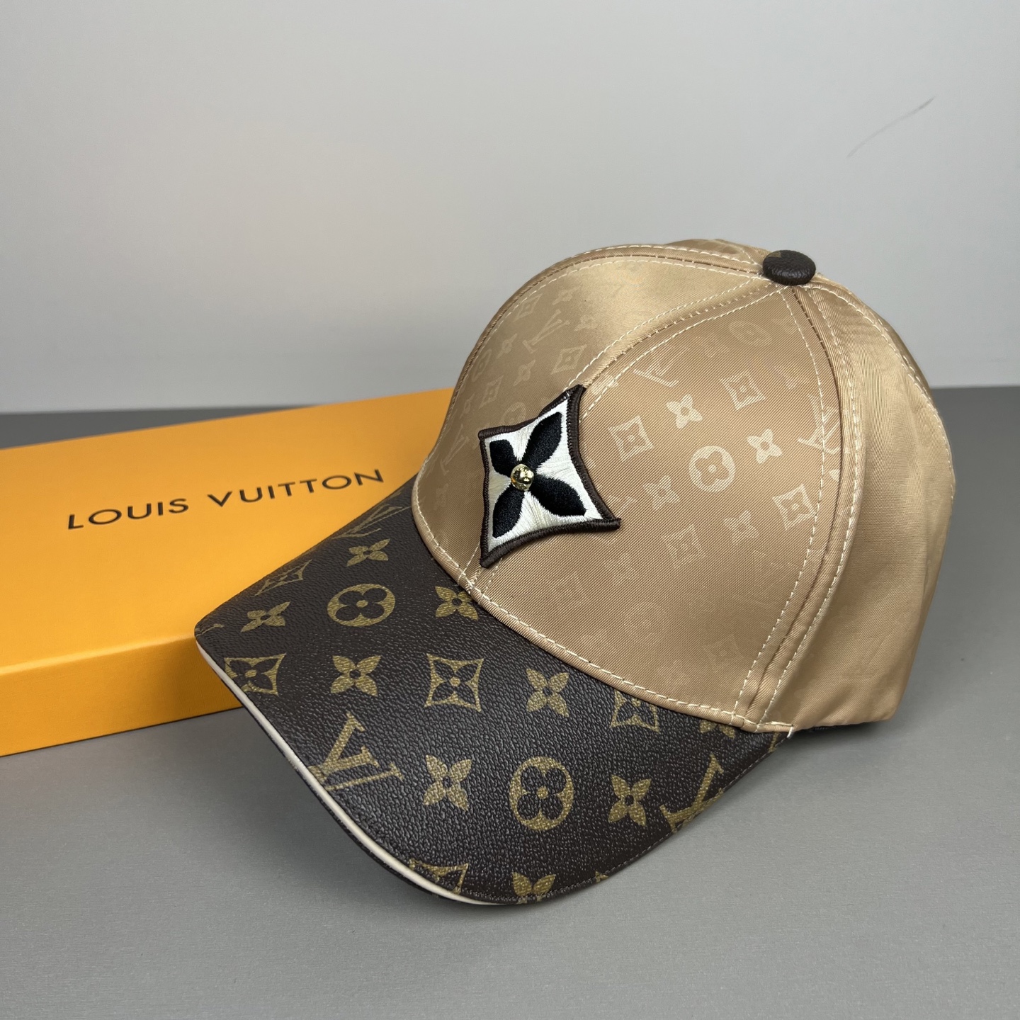 🌾🧢路易威登lv棒球帽 LouisVuitton😍新款重工打造♥️高端大气，百搭款🤗男女通用！