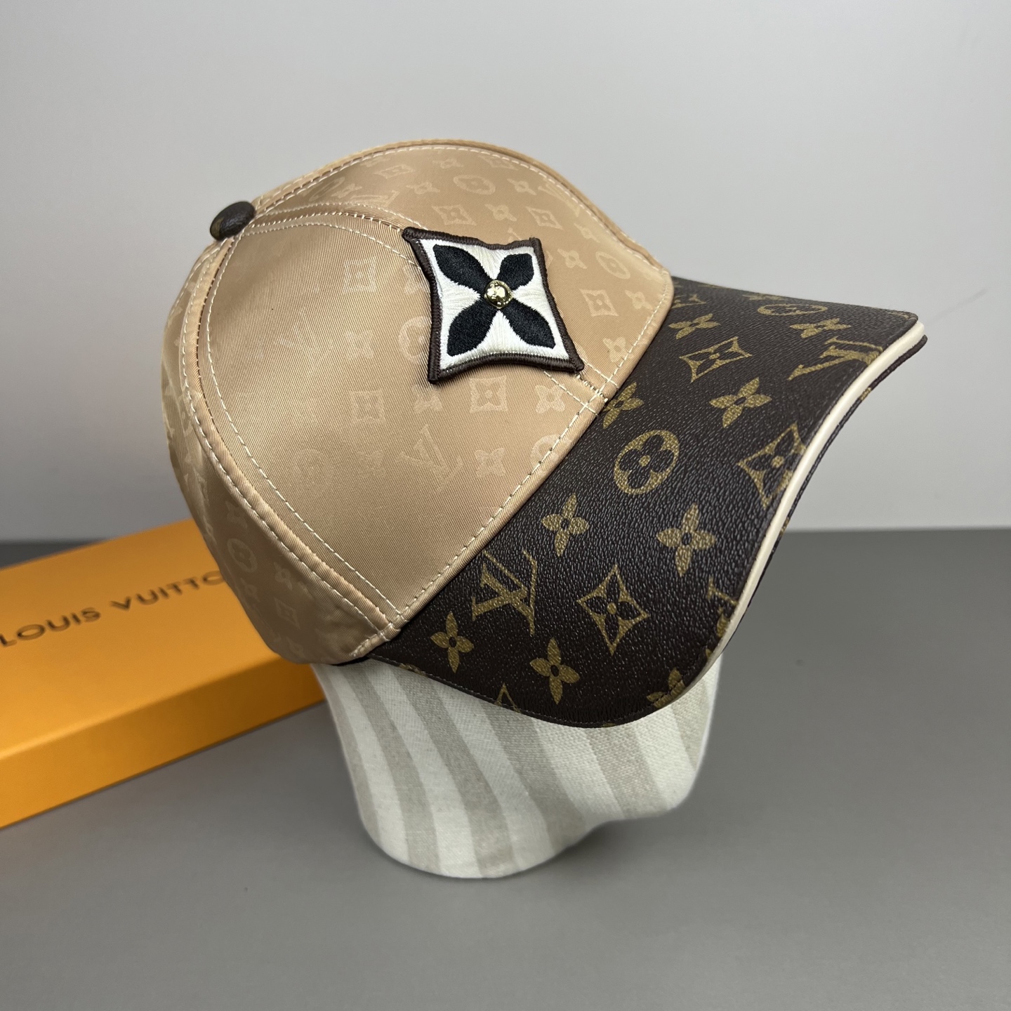 🌾🧢路易威登lv棒球帽 LouisVuitton😍新款重工打造♥️高端大气，百搭款🤗男女通用！