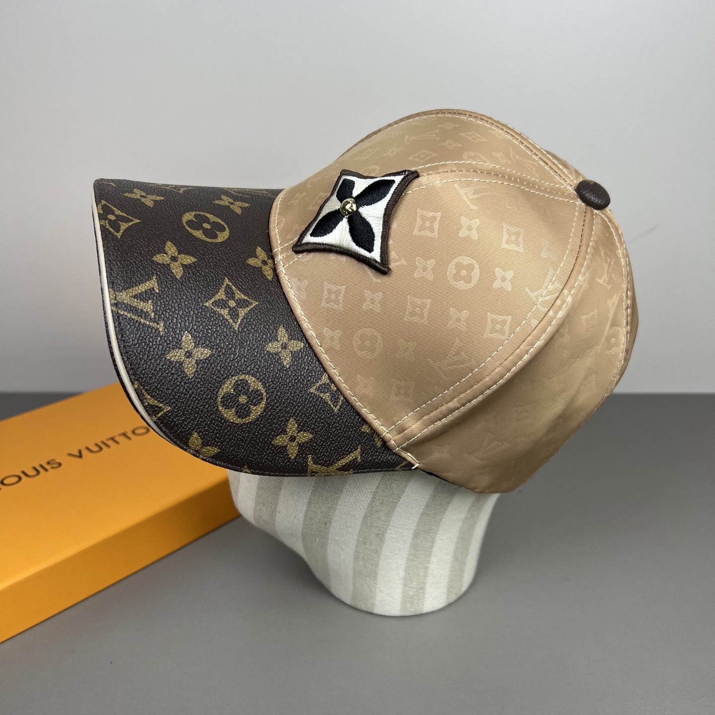 🌾🧢路易威登lv棒球帽 LouisVuitton😍新款重工打造♥️高端大气，百搭款🤗男女通用！