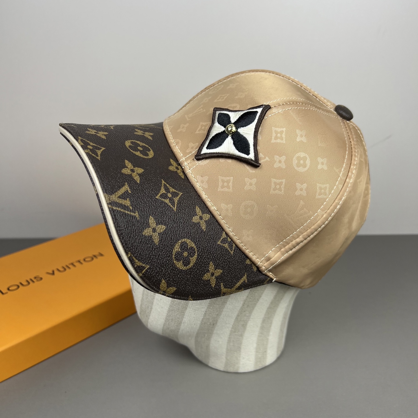 🌾🧢路易威登lv棒球帽 LouisVuitton😍新款重工打造♥️高端大气，百搭款🤗男女通用！