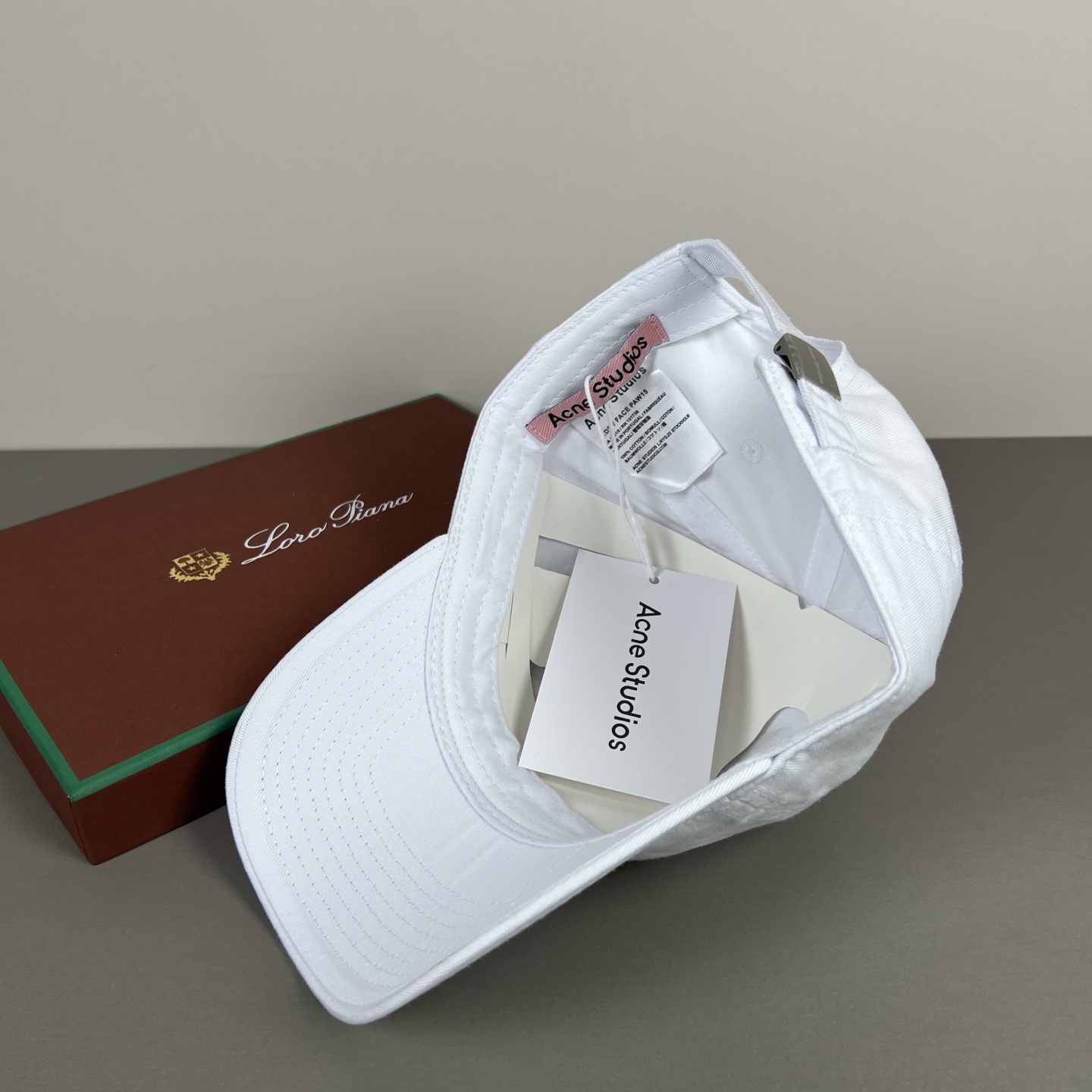 🌾Acne Studios 爱克尼笑脸男女同款 ！！它的料子是特殊定制料，选用密实的棉制成经过两次水洗工