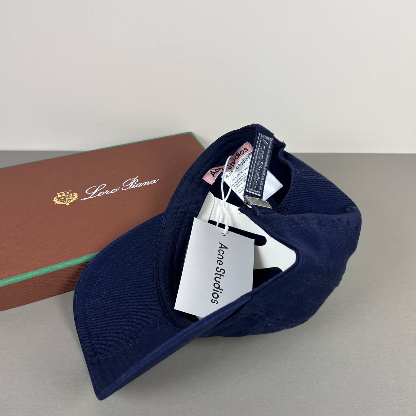 🌾Acne Studios 爱克尼笑脸男女同款 ！！它的料子是特殊定制料，选用密实的棉制成经过两次水洗工