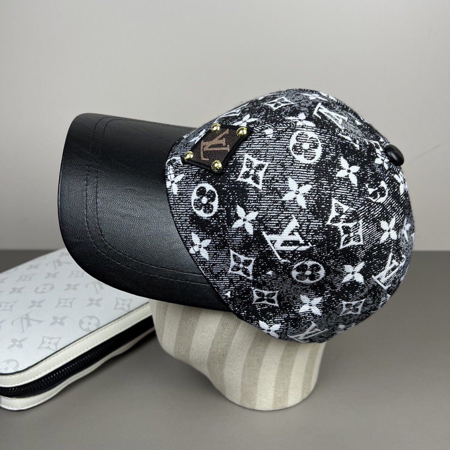 🌾🧢路易威登lv棒球帽 LouisVuitton😍新款重工打造♥️高端大气，百搭款🤗男女通用！