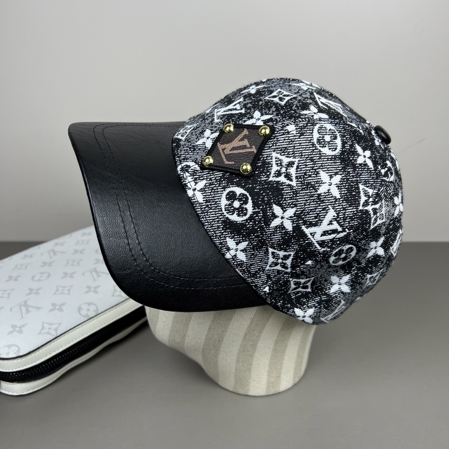 🌾🧢路易威登lv棒球帽 LouisVuitton😍新款重工打造♥️高端大气，百搭款🤗男女通用！