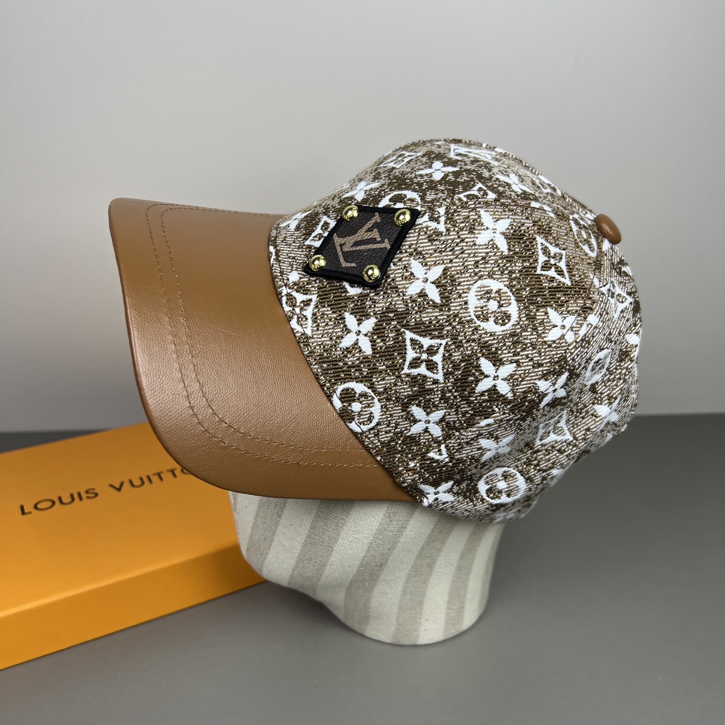 🌾🧢路易威登lv棒球帽 LouisVuitton😍新款重工打造♥️高端大气，百搭款🤗男女通用！