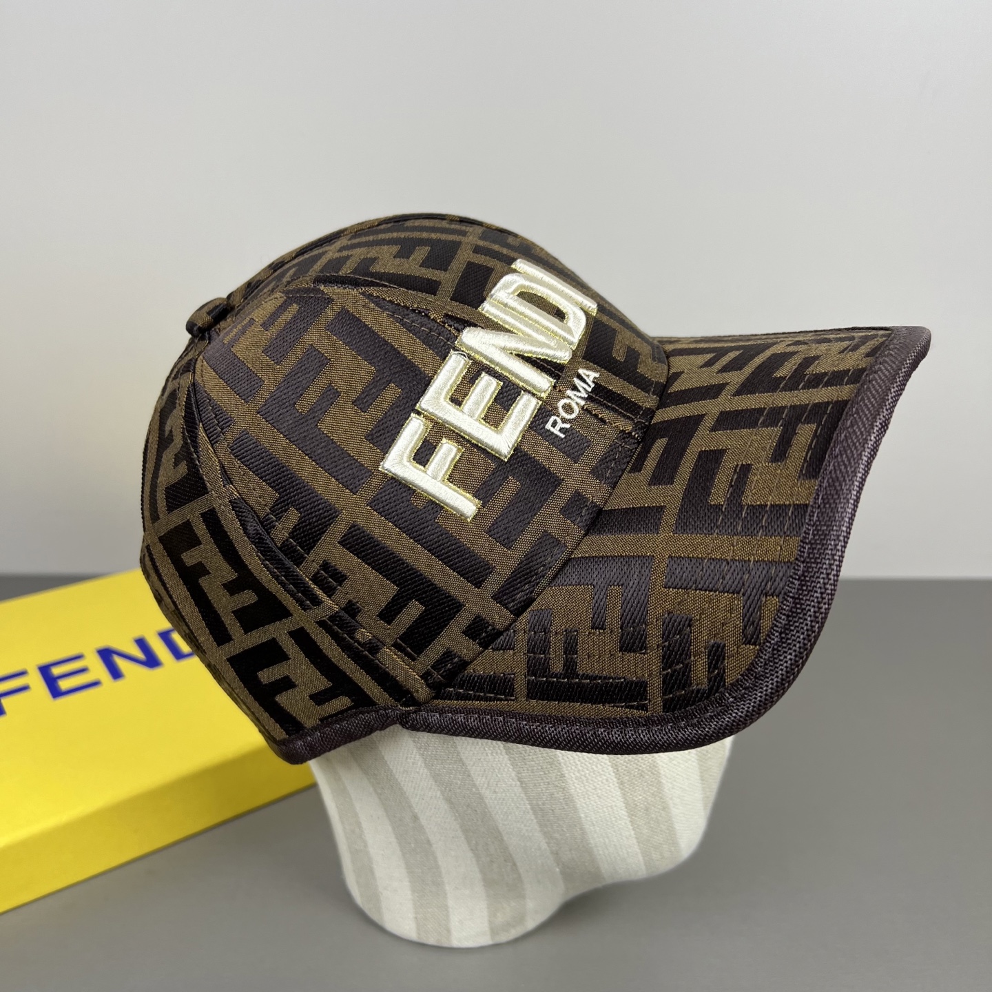PFendi（芬迪）新款棒球帽，专柜常年热卖款，口碑极佳，轻盈透气！质量超赞，基础头围56，贴片可调节。