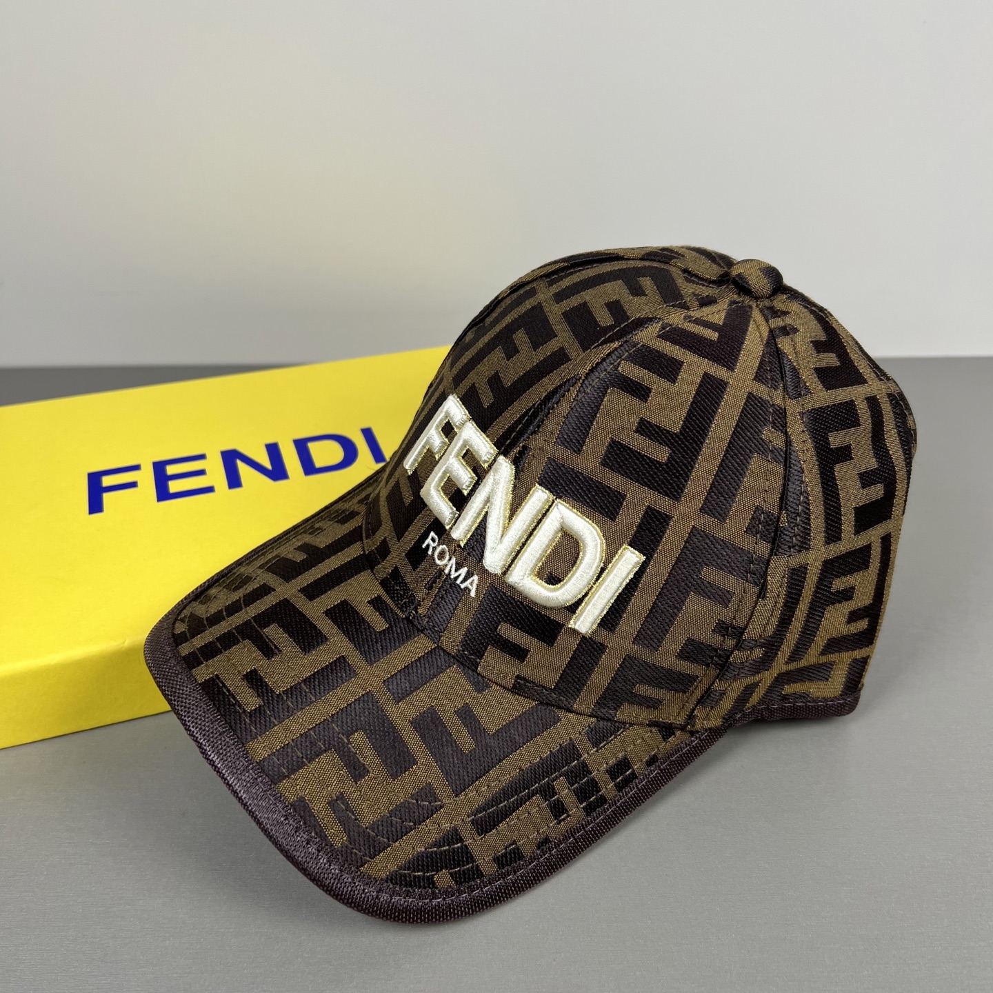 PFendi（芬迪）新款棒球帽，专柜常年热卖款，口碑极佳，轻盈透气！质量超赞，基础头围56，贴片可调节。