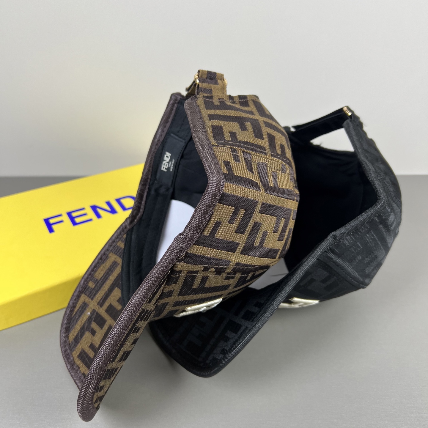 PFendi（芬迪）新款棒球帽，专柜常年热卖款，口碑极佳，轻盈透气！质量超赞，基础头围56，贴片可调节。