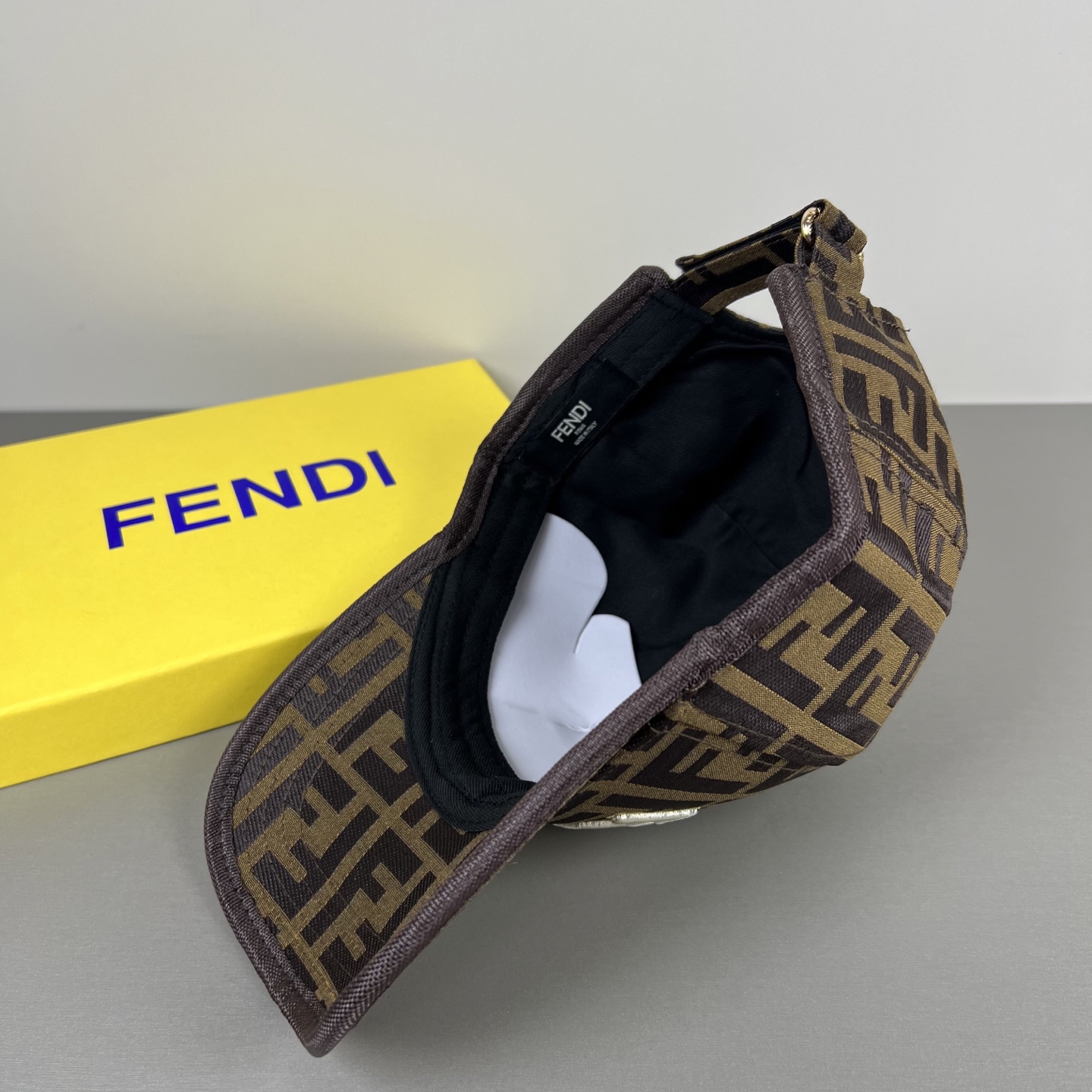 PFendi（芬迪）新款棒球帽，专柜常年热卖款，口碑极佳，轻盈透气！质量超赞，基础头围56，贴片可调节。