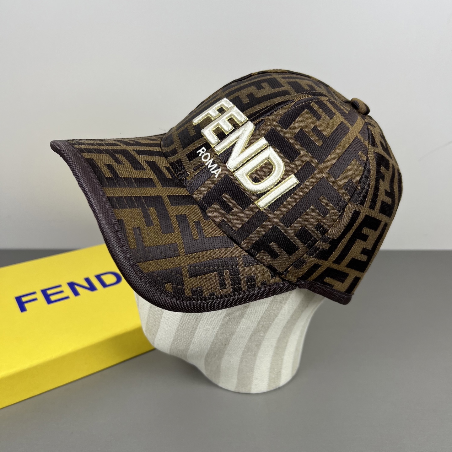 PFendi（芬迪）新款棒球帽，专柜常年热卖款，口碑极佳，轻盈透气！质量超赞，基础头围56，贴片可调节。