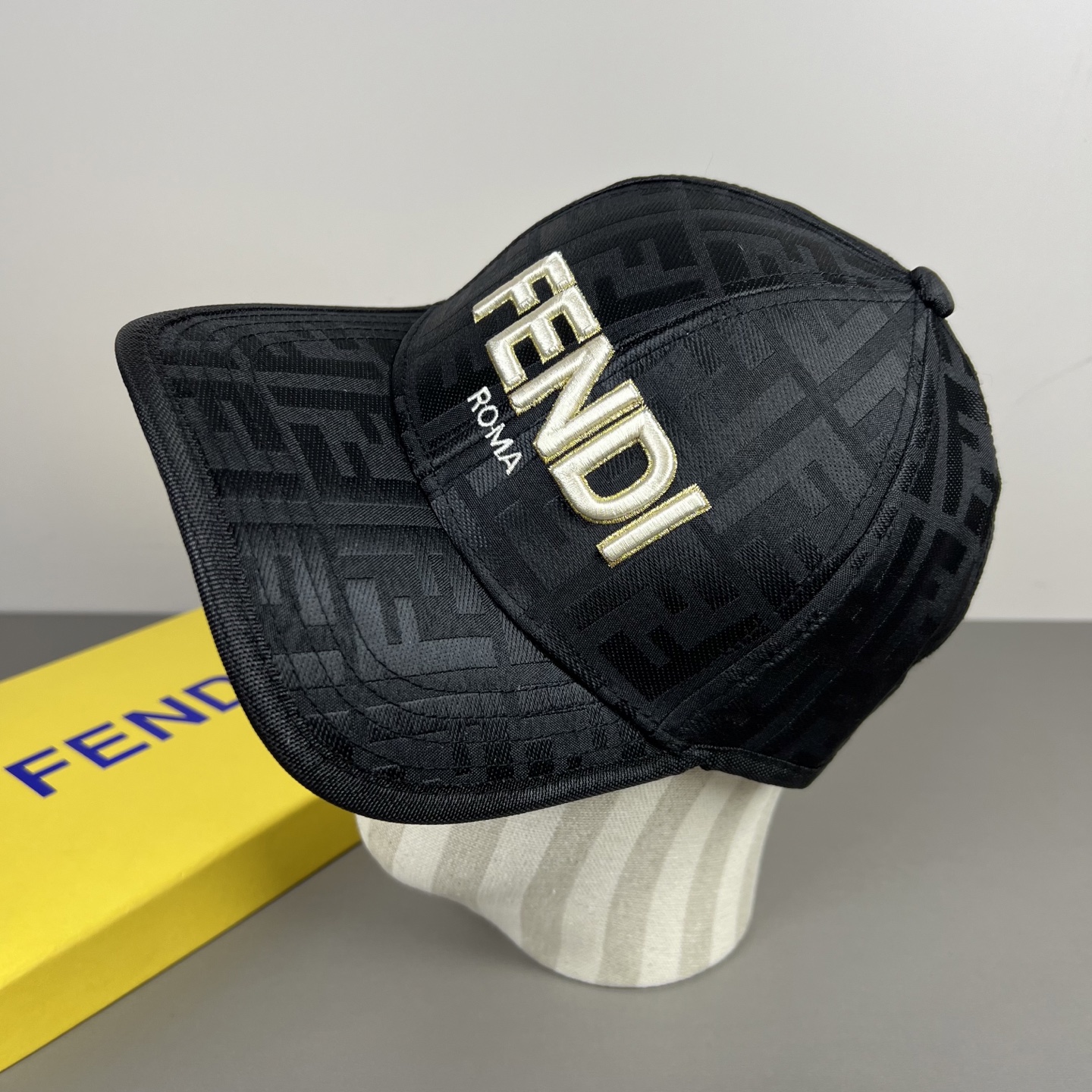 PFendi（芬迪）新款棒球帽，专柜常年热卖款，口碑极佳，轻盈透气！质量超赞，基础头围56，贴片可调节。