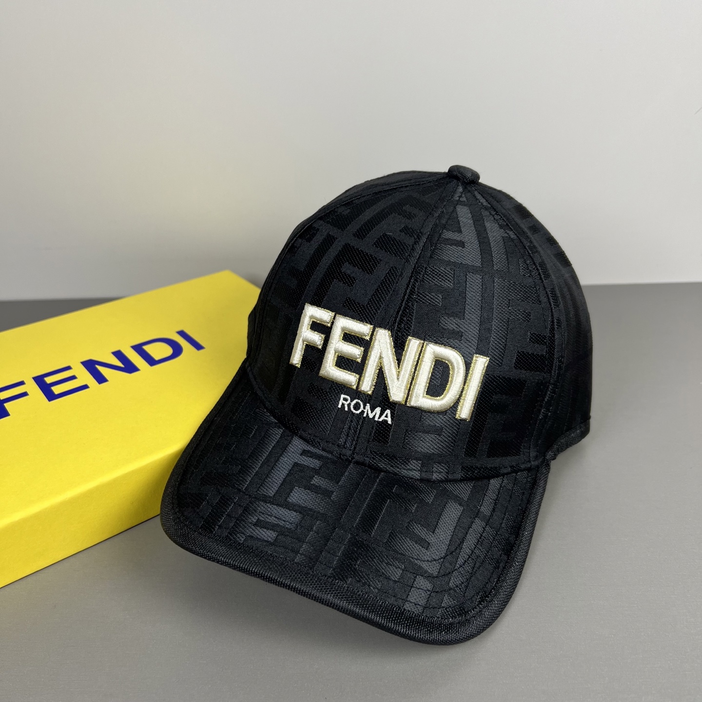 PFendi（芬迪）新款棒球帽，专柜常年热卖款，口碑极佳，轻盈透气！质量超赞，基础头围56，贴片可调节。