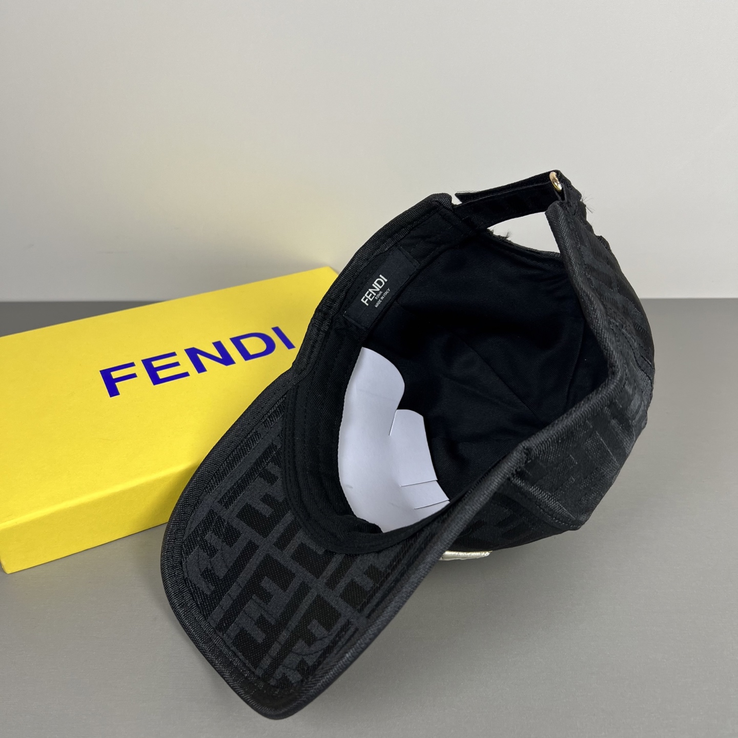 PFendi（芬迪）新款棒球帽，专柜常年热卖款，口碑极佳，轻盈透气！质量超赞，基础头围56，贴片可调节。