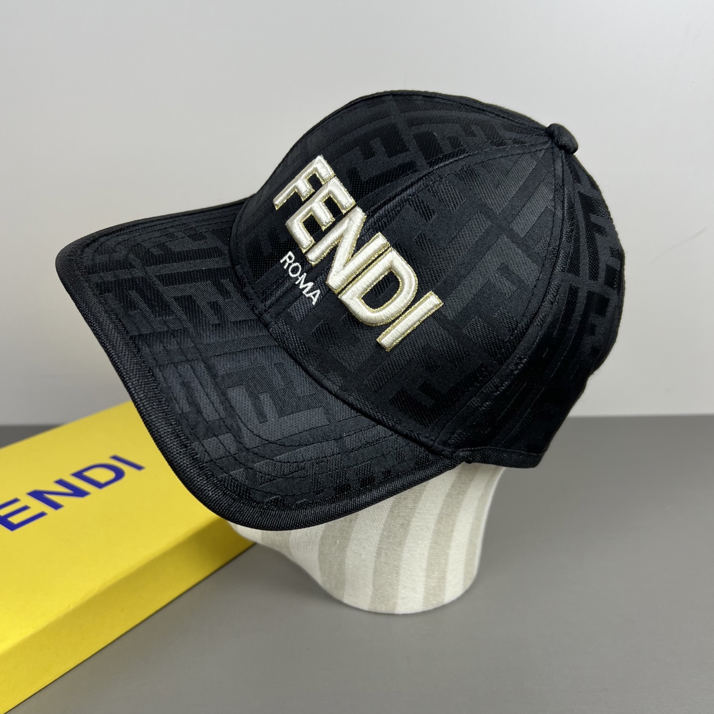 PFendi（芬迪）新款棒球帽，专柜常年热卖款，口碑极佳，轻盈透气！质量超赞，基础头围56，贴片可调节。