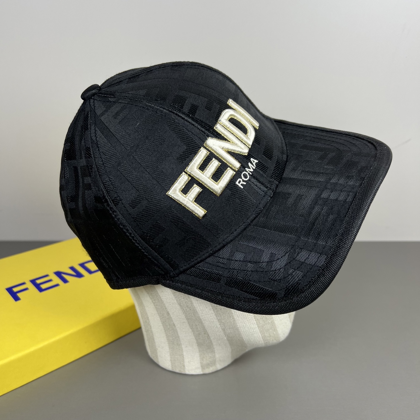 PFendi（芬迪）新款棒球帽，专柜常年热卖款，口碑极佳，轻盈透气！质量超赞，基础头围56，贴片可调节。