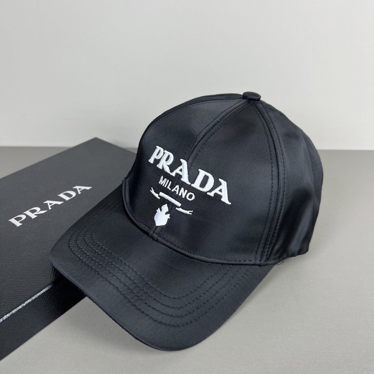 P普拉达Prada 经典三角标棒球帽🧢万能必留款 戴一万年都好看 日常刚需 颜色完美 帽型正点 简直谁戴