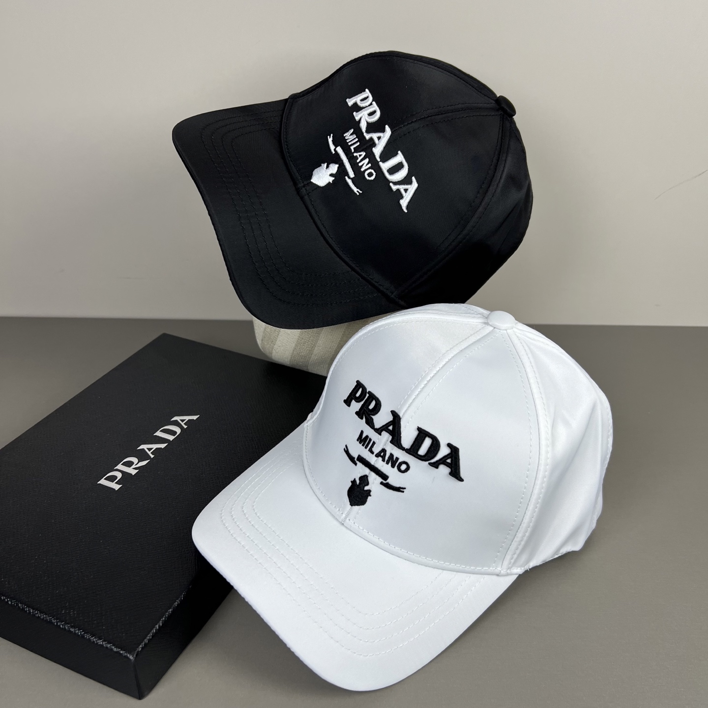 P普拉达Prada 经典三角标棒球帽🧢万能必留款 戴一万年都好看 日常刚需 颜色完美 帽型正点 简直谁戴