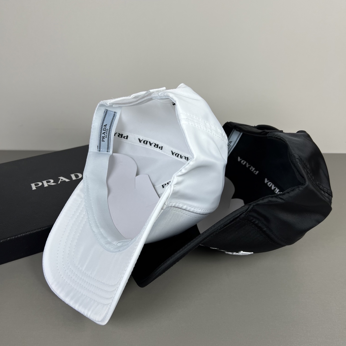 P普拉达Prada 经典三角标棒球帽🧢万能必留款 戴一万年都好看 日常刚需 颜色完美 帽型正点 简直谁戴