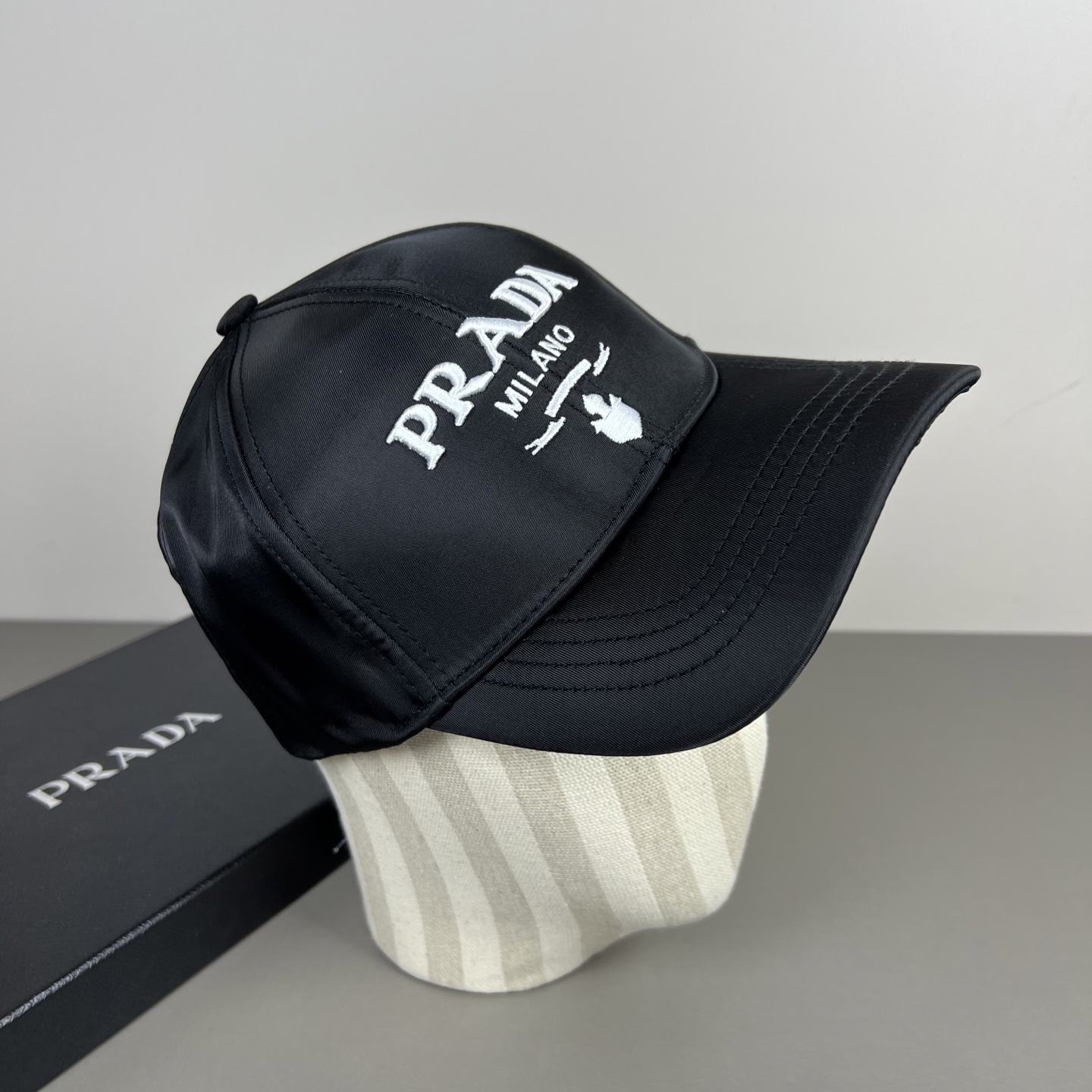 P普拉达Prada 经典三角标棒球帽🧢万能必留款 戴一万年都好看 日常刚需 颜色完美 帽型正点 简直谁戴