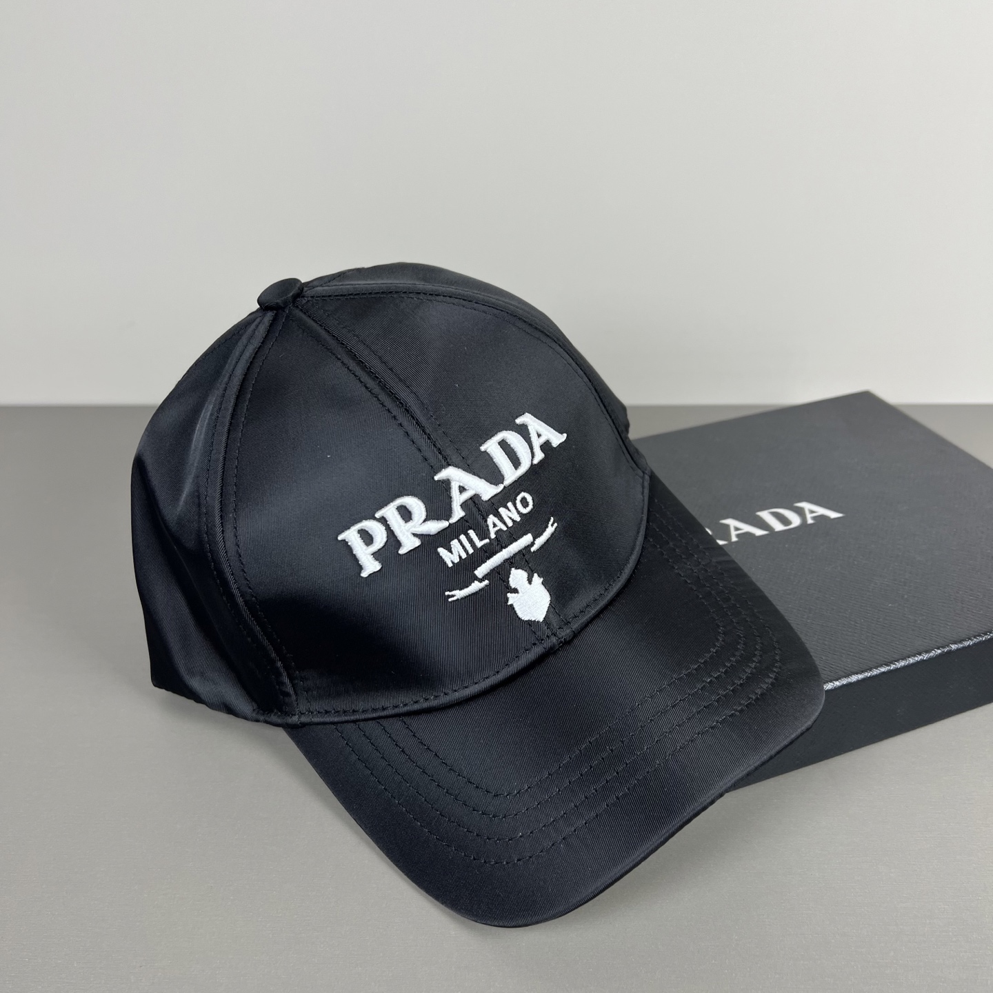 P普拉达Prada 经典三角标棒球帽🧢万能必留款 戴一万年都好看 日常刚需 颜色完美 帽型正点 简直谁戴