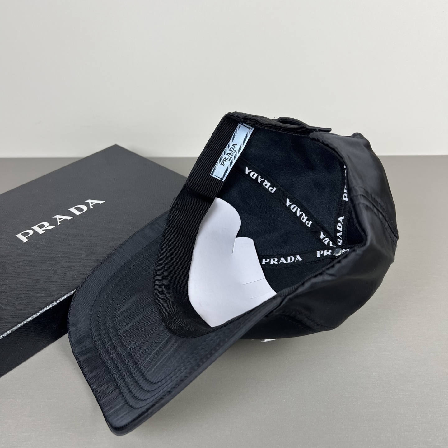 P普拉达Prada 经典三角标棒球帽🧢万能必留款 戴一万年都好看 日常刚需 颜色完美 帽型正点 简直谁戴