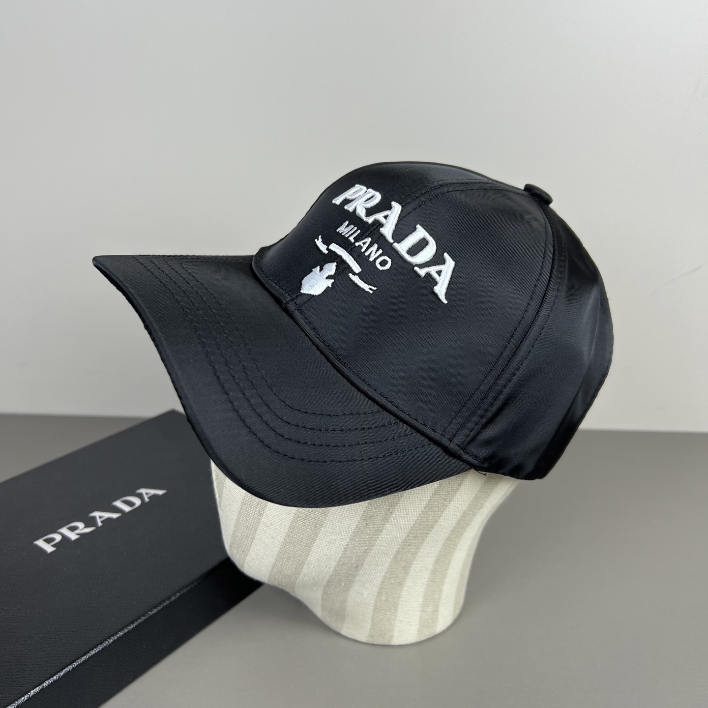 P普拉达Prada 经典三角标棒球帽🧢万能必留款 戴一万年都好看 日常刚需 颜色完美 帽型正点 简直谁戴
