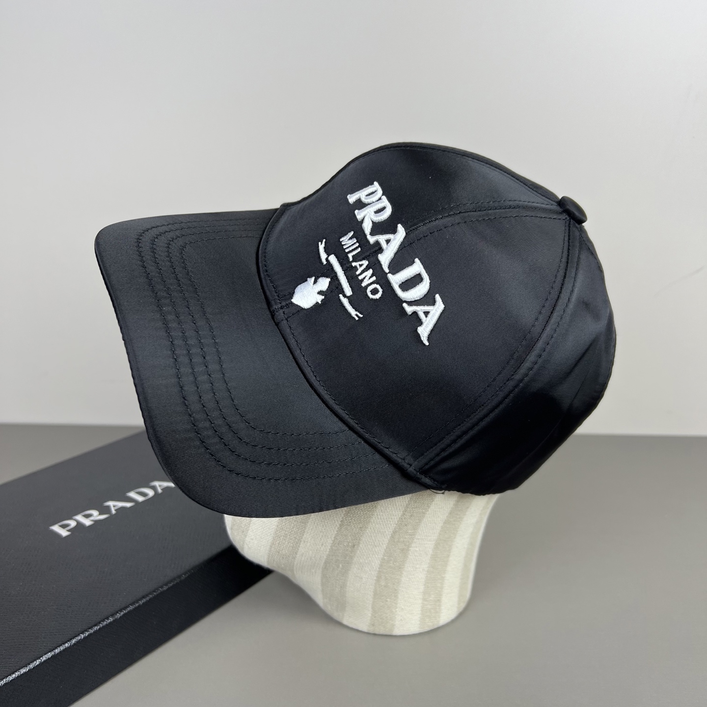 P普拉达Prada 经典三角标棒球帽🧢万能必留款 戴一万年都好看 日常刚需 颜色完美 帽型正点 简直谁戴