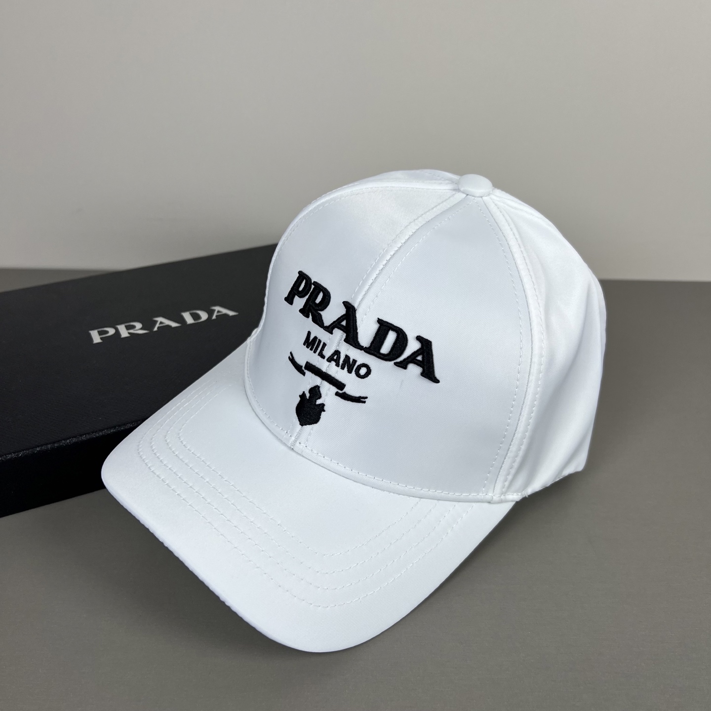 P普拉达Prada 经典三角标棒球帽🧢万能必留款 戴一万年都好看 日常刚需 颜色完美 帽型正点 简直谁戴