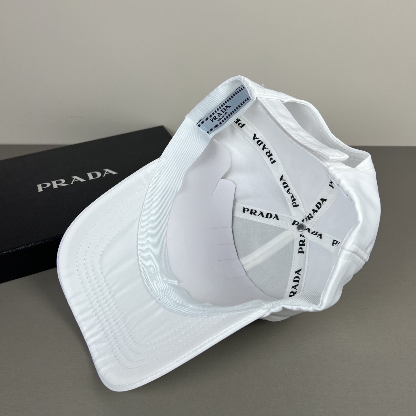 P普拉达Prada 经典三角标棒球帽🧢万能必留款 戴一万年都好看 日常刚需 颜色完美 帽型正点 简直谁戴
