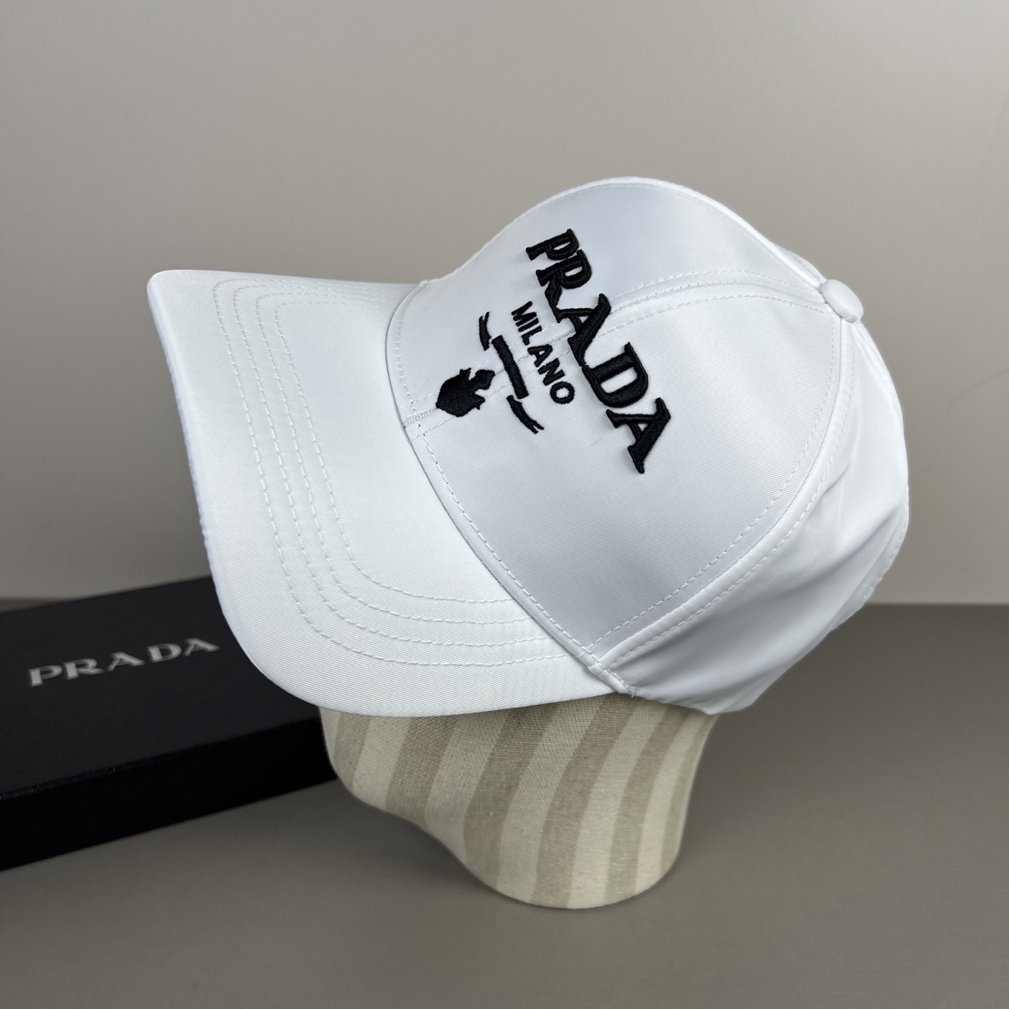 P普拉达Prada 经典三角标棒球帽🧢万能必留款 戴一万年都好看 日常刚需 颜色完美 帽型正点 简直谁戴