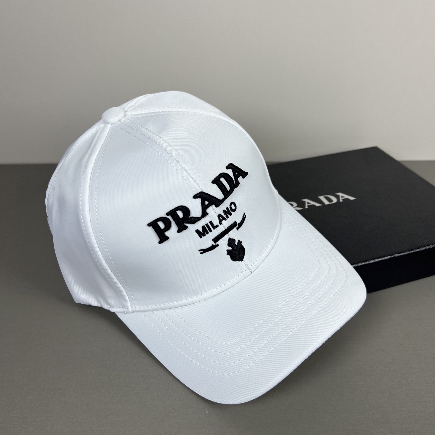 P普拉达Prada 经典三角标棒球帽🧢万能必留款 戴一万年都好看 日常刚需 颜色完美 帽型正点 简直谁戴