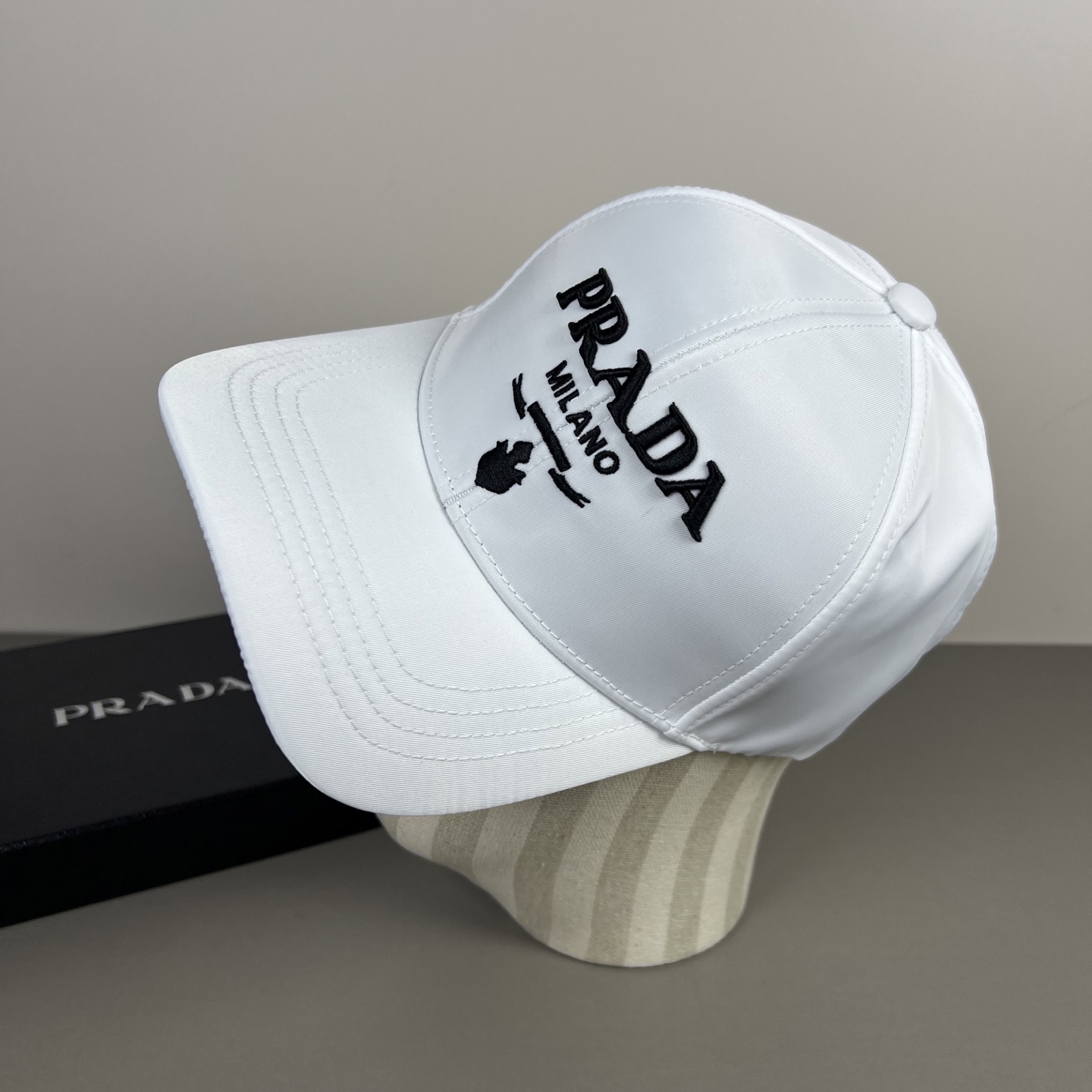 P普拉达Prada 经典三角标棒球帽🧢万能必留款 戴一万年都好看 日常刚需 颜色完美 帽型正点 简直谁戴