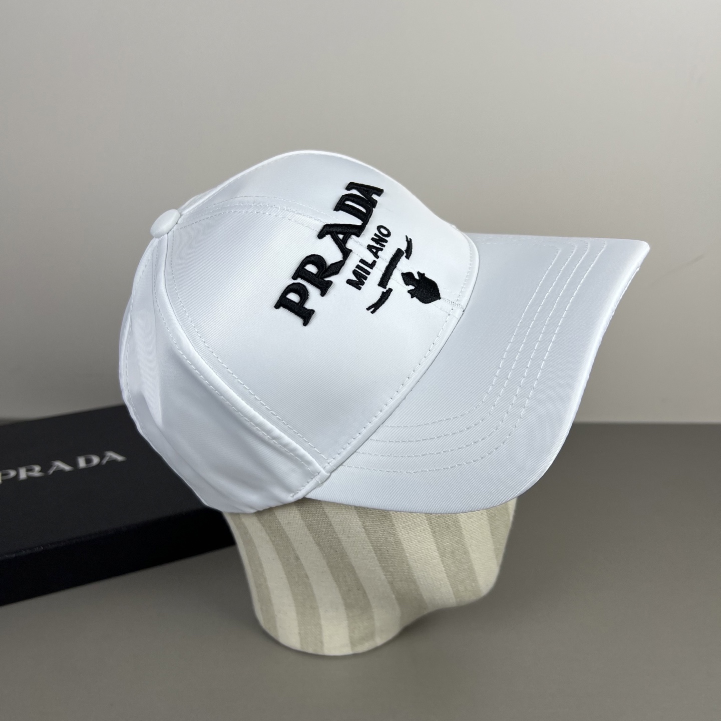 P普拉达Prada 经典三角标棒球帽🧢万能必留款 戴一万年都好看 日常刚需 颜色完美 帽型正点 简直谁戴
