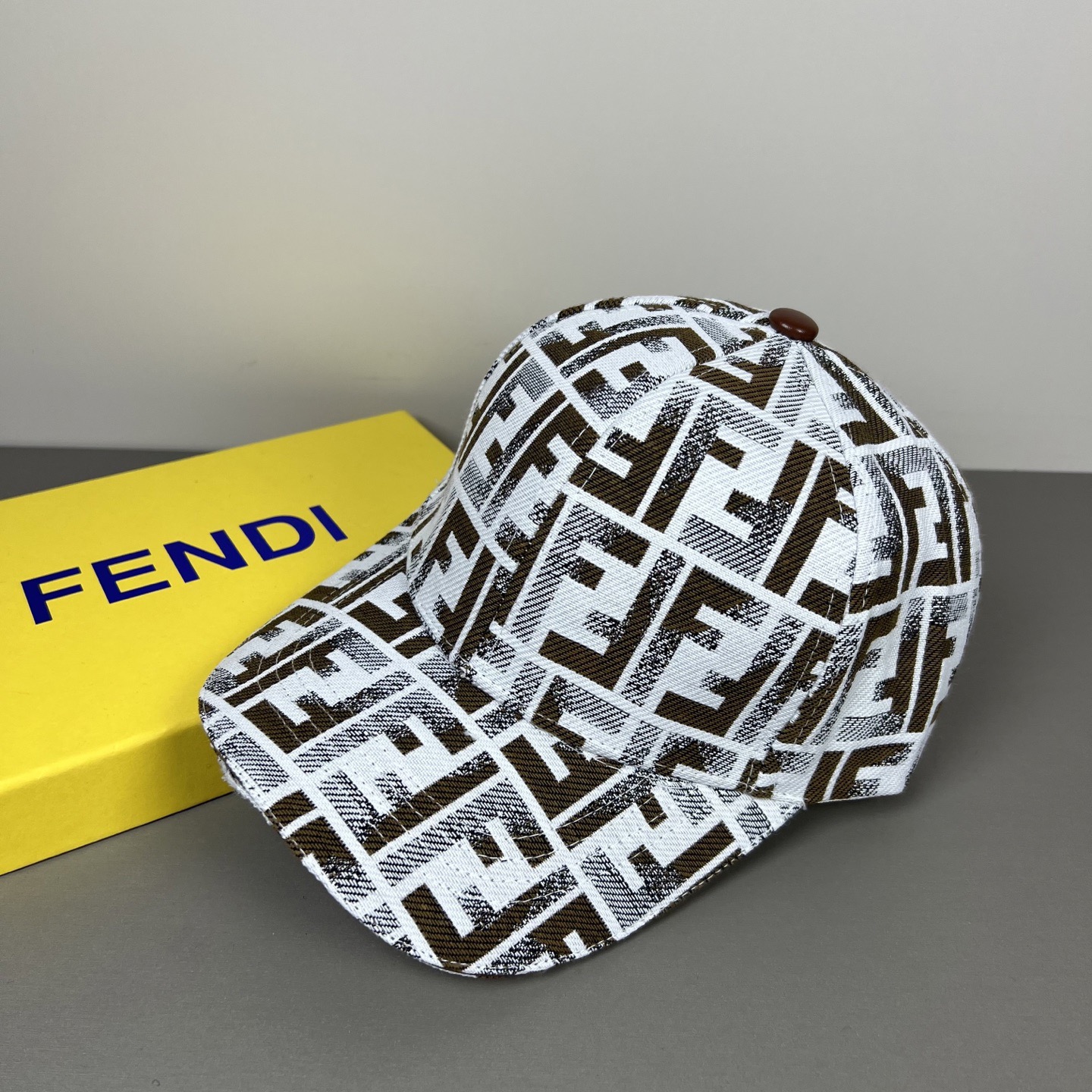 Fendi 常年 款，口碑极佳，轻盈透气 质量超赞，基础头围56，贴片可调节