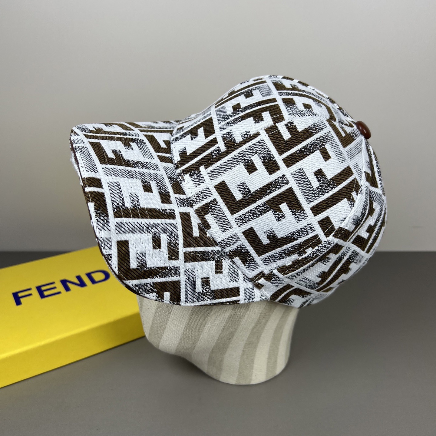 Fendi 常年 款，口碑极佳，轻盈透气 质量超赞，基础头围56，贴片可调节