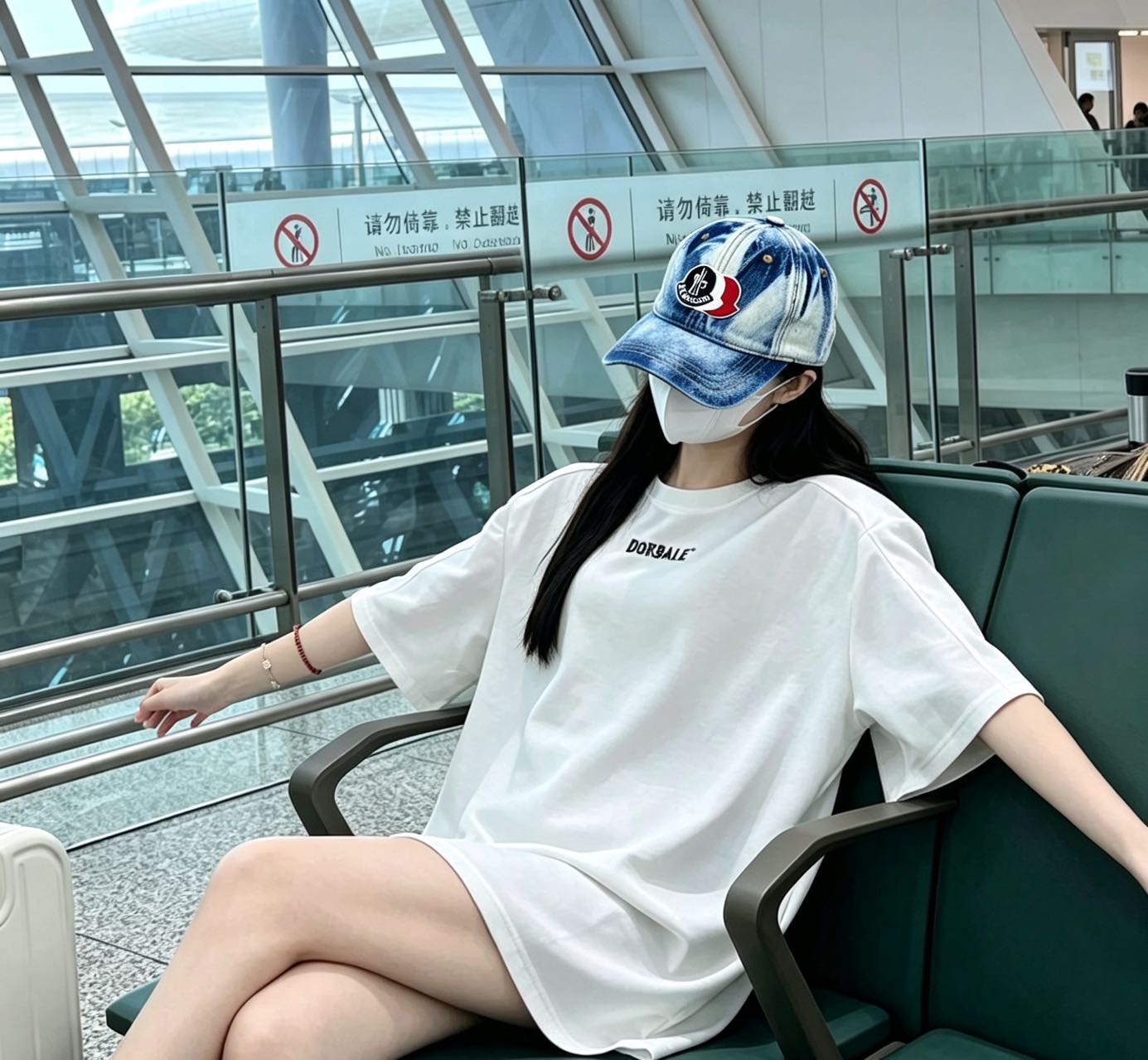 NO:824420,Equipped with a dust bag, MONCLER mouth covering is of good quality, high-end and elegant, super hot and has a great texture, it is very easy to match when out on the street!  Fashion trends!  A must-have item for going out, the same style for men and women, get it now!  Hats, straw hats, bucket hats, baseball caps, hats, Moncler, espadrilles, hats19860909配防尘袋 MONCLER蒙口好品质高端大气,超火爆质感很赞,出街超好搭配！时尚潮流！出门必备单品,男女同款快快入手哦！帽子草帽渔夫帽棒球帽,帽子,Moncler,espadrilles,hats,hat