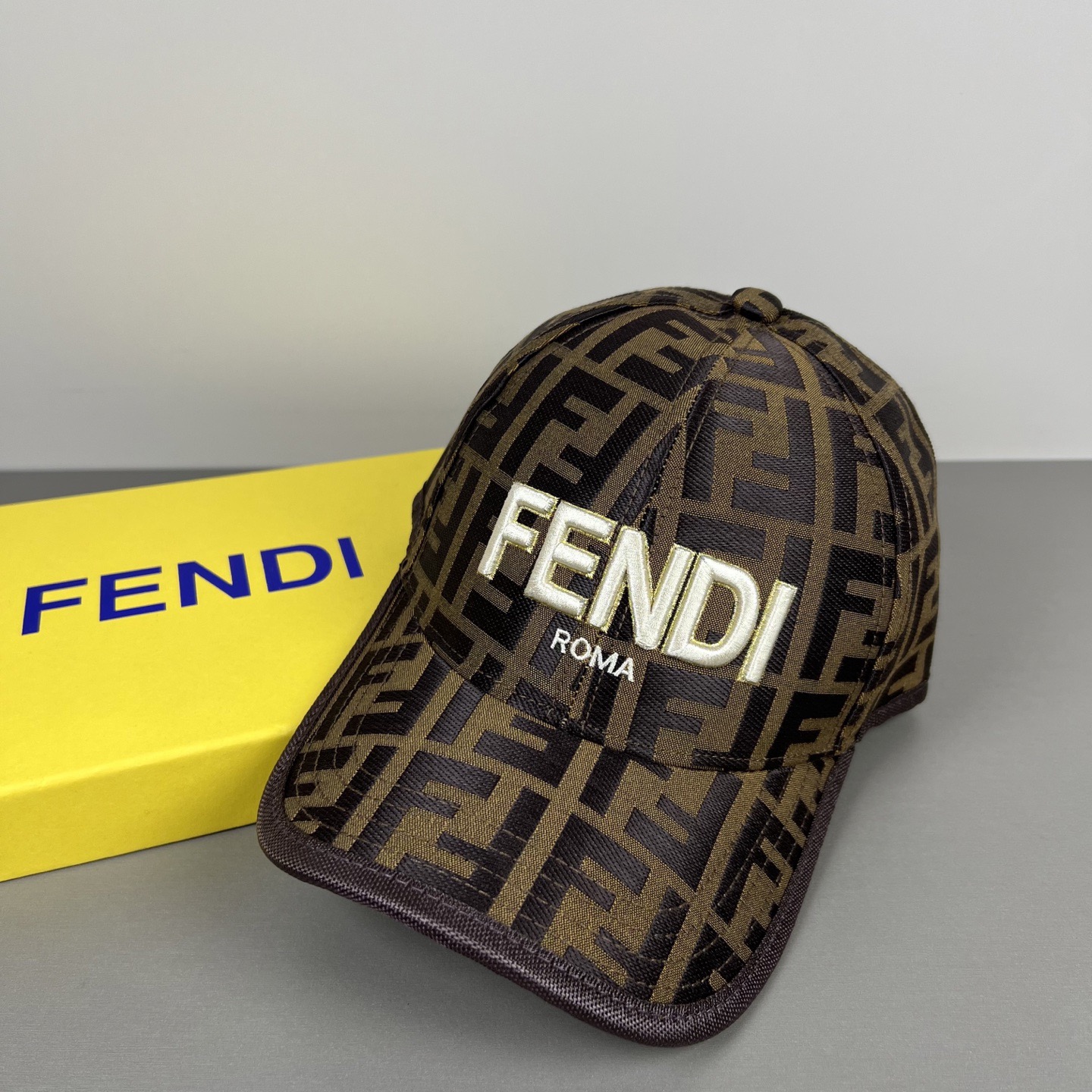 Fendi 常年 款，口碑极佳，轻盈透气 质量超赞，基础头围56，贴片可调节