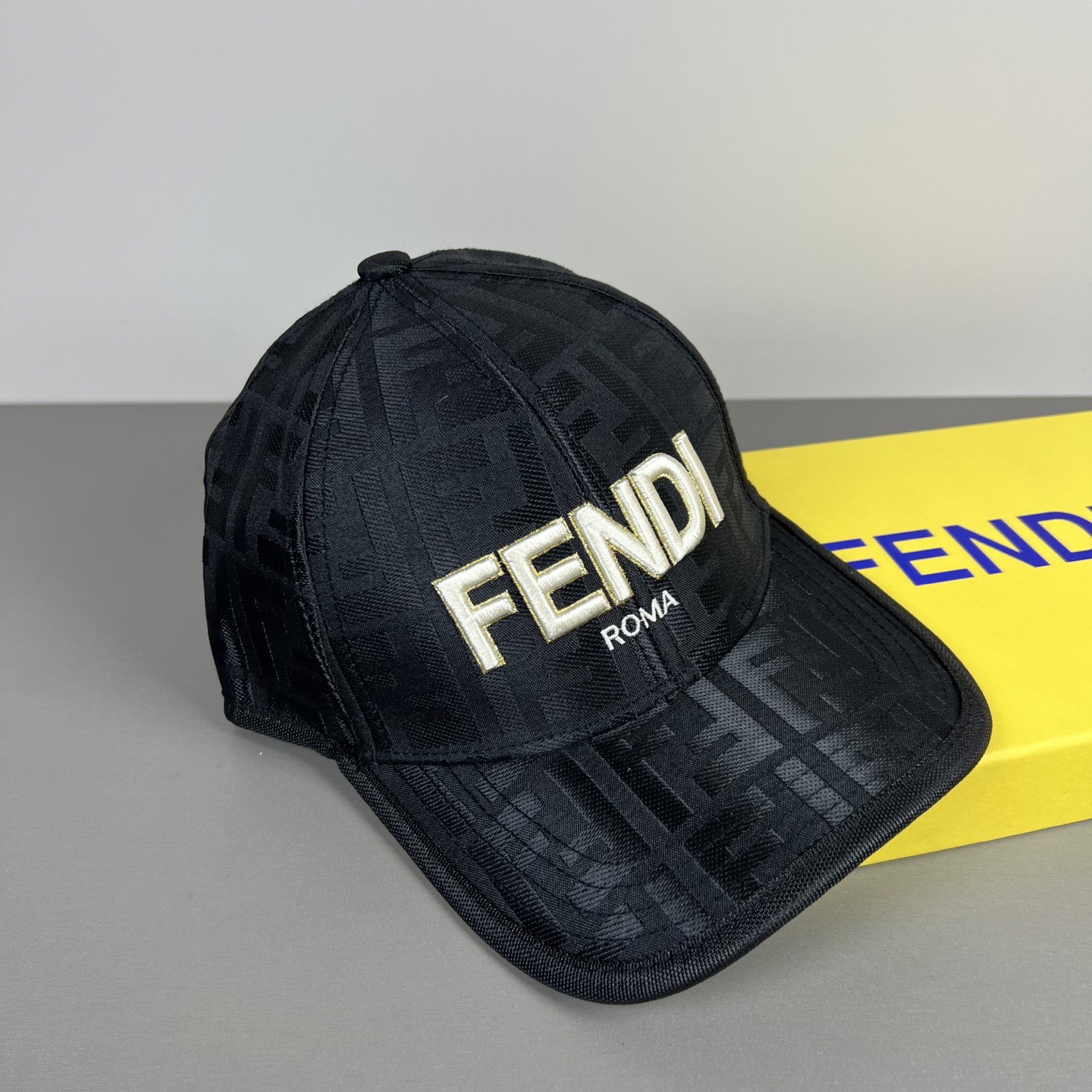 Fendi 常年 款，口碑极佳，轻盈透气 质量超赞，基础头围56，贴片可调节