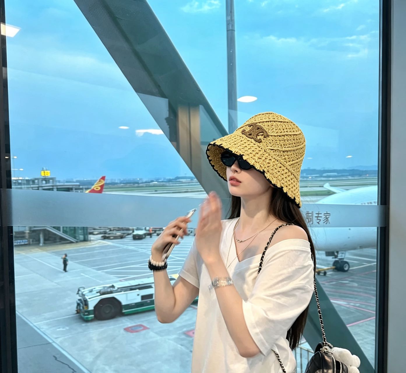 NO:865939,(CELINE's new large-brim sun hat/fisherman's straw hat, sun protection, small face, delicate straw texture, breathable and light, not stuffy on vacation and daily life, decorated with gentle milky white mesh long bow, exquisite pearl beads, big-name embroidery logo, French gentle, sweet lady, lazy atmosphere, light luxury niche hat straw hat fisherman hat baseball cap, hat, celine, espadrilles, espadrilles, hats19860909（思琳CELINE 新款大檐遮阳盆帽/渔夫草帽,防晒显脸小,细腻草编肌理,透气轻盈,度假&日常都不闷热,装饰温柔奶白网纱长蝴蝶结、精致珍珠串珠、大牌感刺绣标,法式温柔、轻甜名媛、慵懒氛围感、轻奢小众帽子草帽渔夫帽棒球帽,帽子,celine,espadrilles,espadrilles,hats,hat