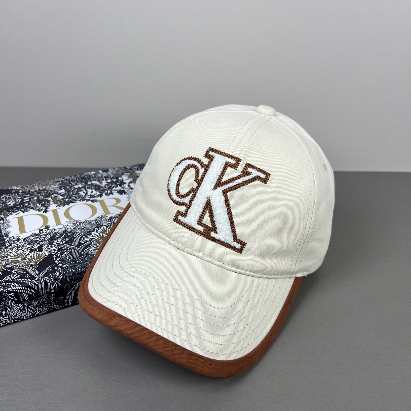 经典款，Calvin Klein，CK刺绣logo，请认准高端品质市场唯一对版，小红书推荐，时尚百搭，众