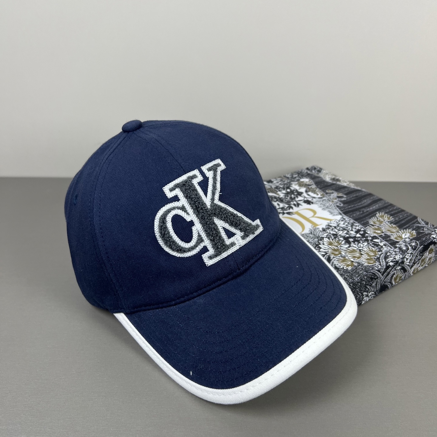 经典款，Calvin Klein，CK刺绣logo，请认准高端品质市场唯一对版，小红书推荐，时尚百搭，众