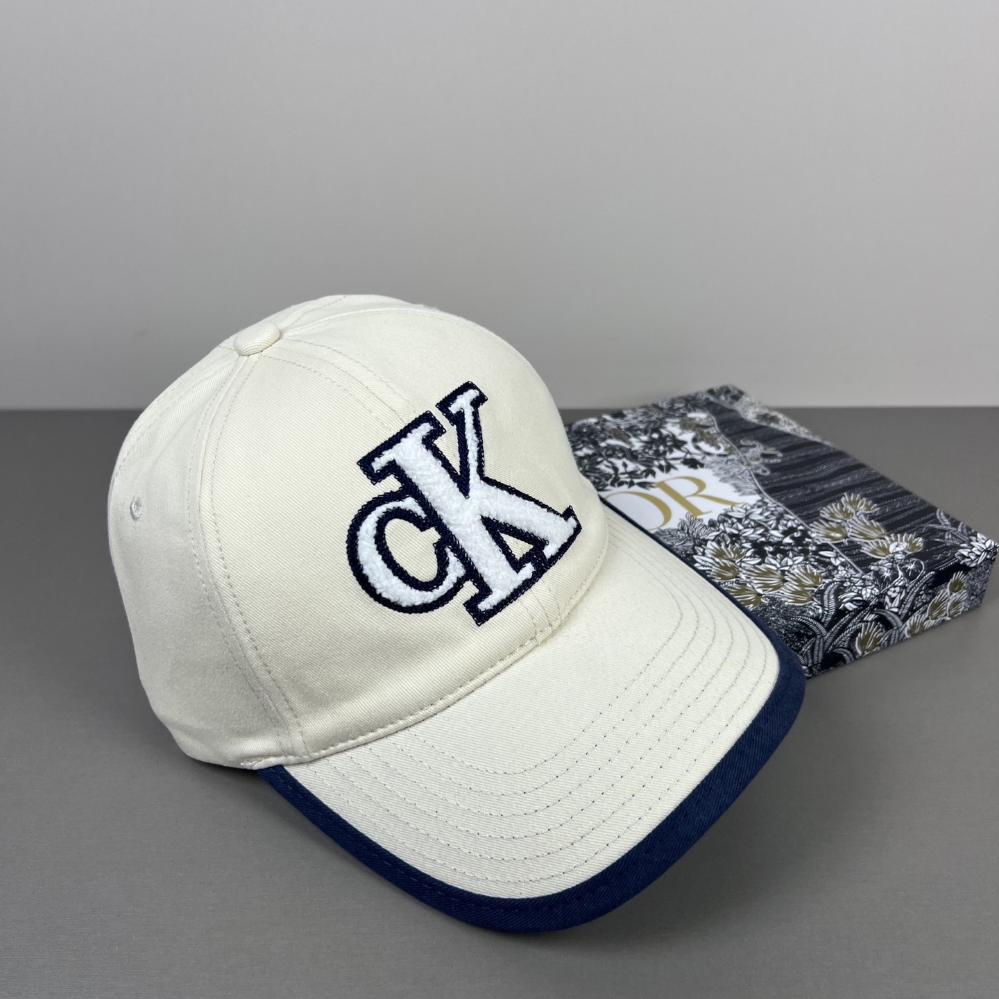 经典款，Calvin Klein，CK刺绣logo，请认准高端品质市场唯一对版，小红书推荐，时尚百搭，众