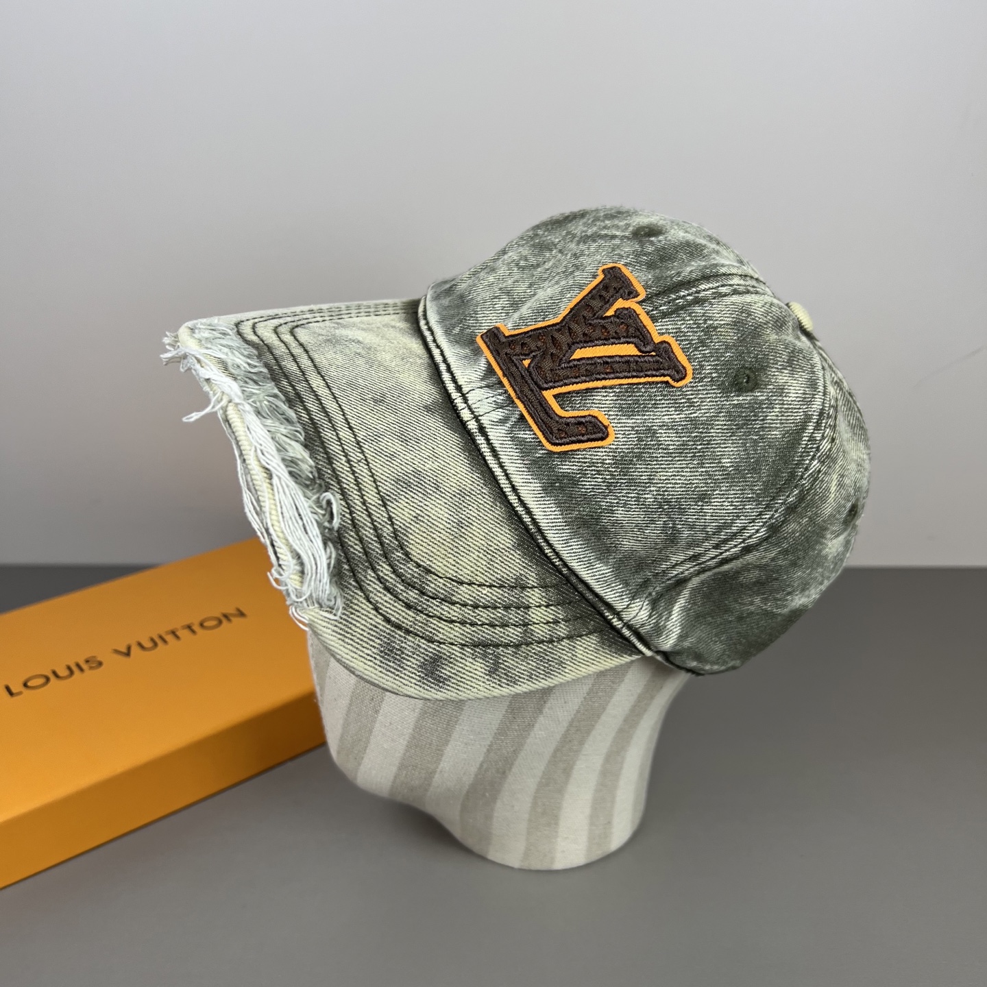 P路易威登棒球帽 LouisVuitton😍新款LV棒球帽，重工打造♥️高端大气，百搭款🤗男女通用！