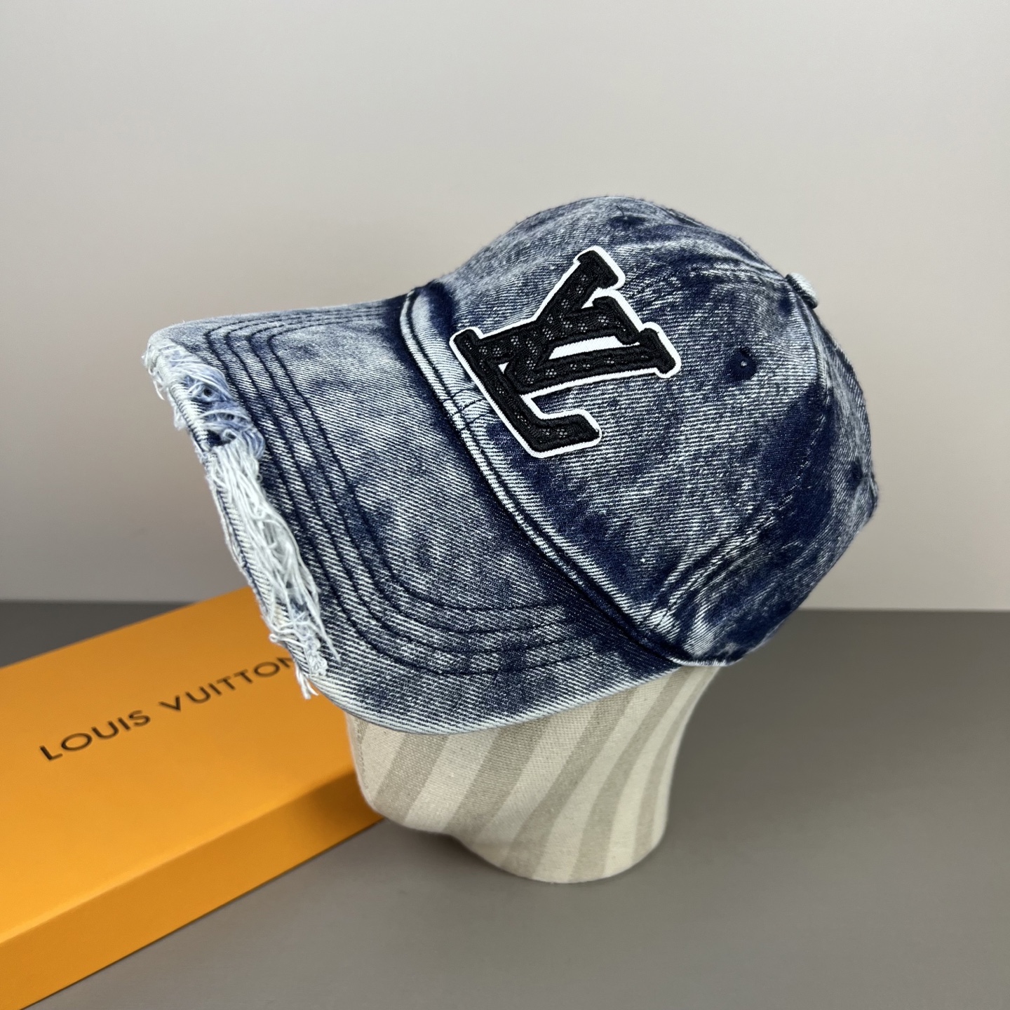 P路易威登棒球帽 LouisVuitton😍新款LV棒球帽，重工打造♥️高端大气，百搭款🤗男女通用！
