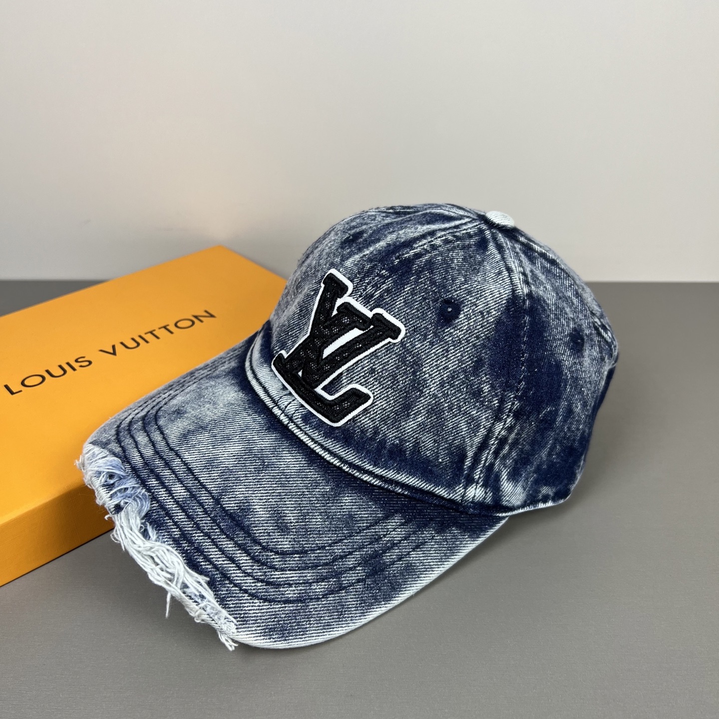 P路易威登棒球帽 LouisVuitton😍新款LV棒球帽，重工打造♥️高端大气，百搭款🤗男女通用！