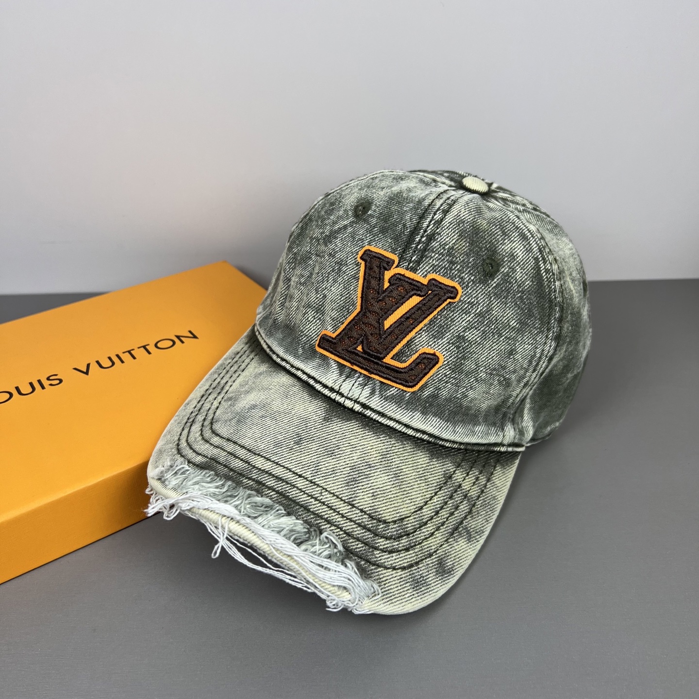 P路易威登棒球帽 LouisVuitton😍新款LV棒球帽，重工打造♥️高端大气，百搭款🤗男女通用！