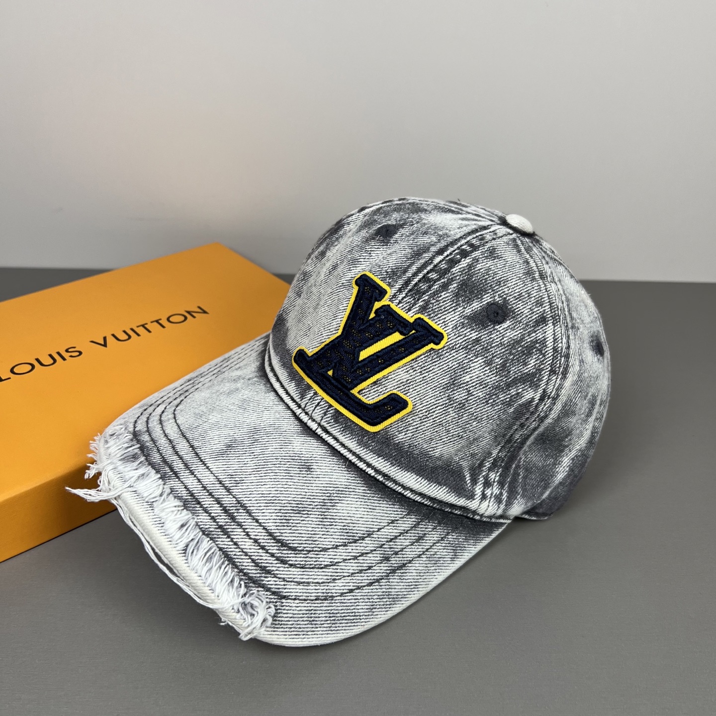 P路易威登棒球帽 LouisVuitton😍新款LV棒球帽，重工打造♥️高端大气，百搭款🤗男女通用！